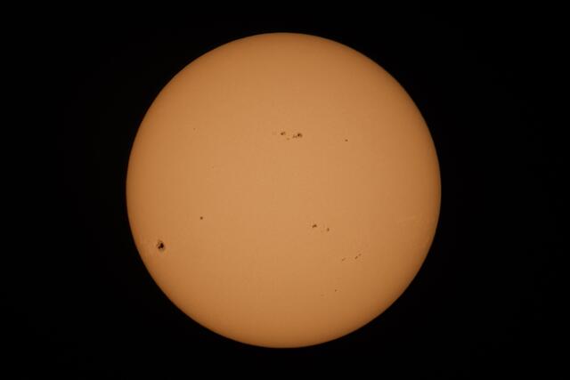 Die zweite Hitzewelle im Sommer 2023 startet am heutigen 8. Juli. Hier ein PHOTO von der Sonnenoberfläche (mit mehreren Fleckengruppen) im sogenannten Weißlicht/Kontinuum - Verwendung eines Spezialfilters, der die Sonneneinstrahlung auf ein 1/100.000 reduziert.
Bitte NIEMALS mit den bloßen Augen oder nur mit Sonnenbrille in die Sonne blicken --&gt; das führt unweigerlich zu Überreizungen der Netzhaut!