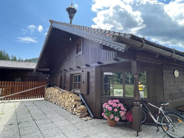 Die "Hütte" am Teich von außen.  | Foto: sm