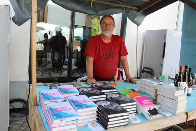 Bei Norbert Perkles - der Weinphilosoph aus dem Cordatushaus - gab es sowohl die Bücher der Autorinnen und Autoren als auch Weine aus Österreich. | Foto: Sabine I. Neubauer