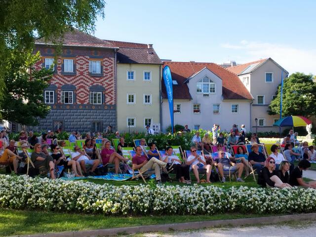 So geht Kulturfestival: Das Welser Lesefest lud bereits zum dritten Mal zu regionalen Kulturschmankerl in den Burggarten ein.  | Foto: Christina Gärtner