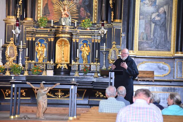 Pater Peter berichtete bei den Kirchenführungen auch davon, dass die Wallfahrt gerade eine Renaissance erlebt. | Foto: Kainz