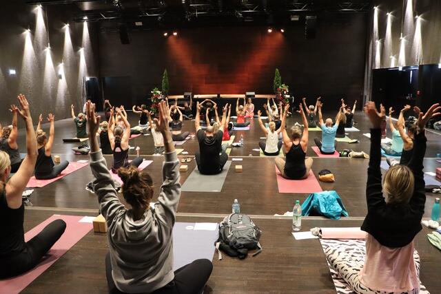 Der Auftakt zum Yoga-Festival fand am Freitag im Kultur Quartier mit "Juvamukti Yoga" statt.