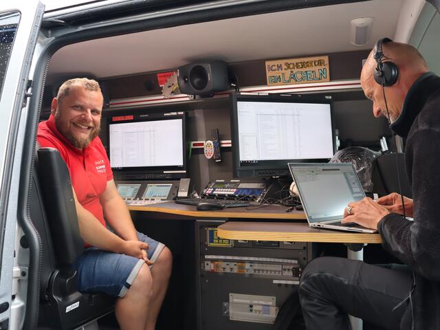 Ramon Kohlmann und Kurt Arbeiter im Übertragungswagen.  | Foto: Alicia Martin Gomez