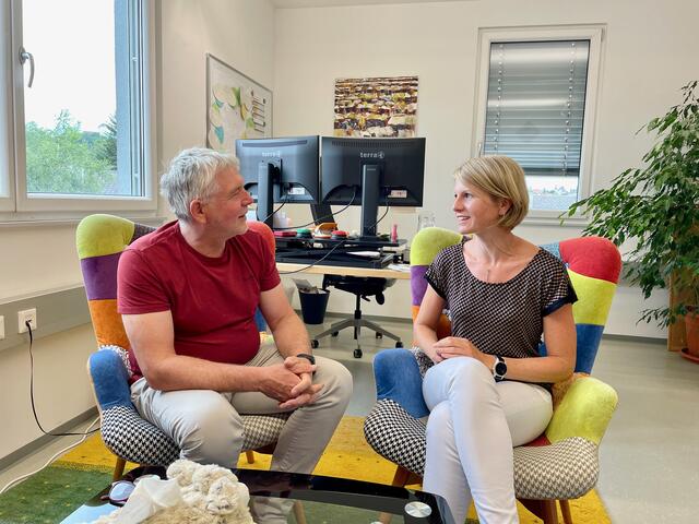 Weiz Sozial Geschäftsführer Andreas Raith-Pretterhofer im Gespräch mit Ulrike Anhofer, Teamleiterin Erwachsenensozialarbeit, | Foto: Monika Wilfurth