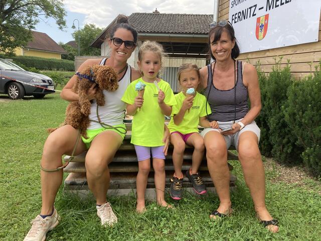 Von li. nach re.: Claudia Guttmann mit Vereinshund „Jonas“, Aurelia und Marlene – den jüngsten Teilnehmerinnen - und Birgit Lang