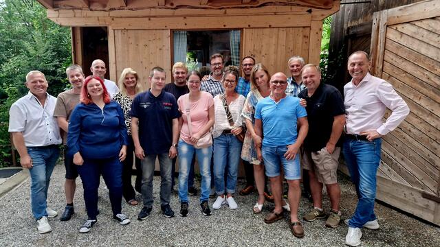 V.l.n.r.: Andreas Gspan, Hannes Lechtaler, Simone Mayr, Patrick Haslwanter, Christine Hochrainer, Peter Kaloperovic, Thomas Wedam, Dajana Kaloperovic, Simon Kirchmair, Karin Prantner, Obmann Alois Leitner, Andrea Karpf, Andreas Karpf, Sigfried Gruber, Gerald Lanner und NR Peter Wurm | Foto: FPÖ