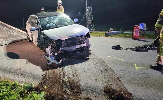 Der Pkw war in einer Linkskurve von der Straße abgekommen und gegen eine Leitplanke gekracht. | Foto: FF Strobl