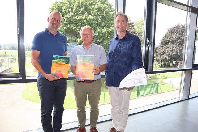 Michael Fend, Josef Ober und Christian Krotscheck plädieren für die Speicherung des Wassers am eigenen Grund und Boden. | Foto: Woche