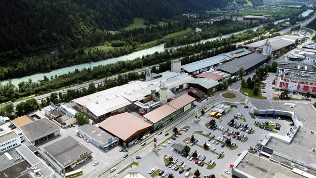 Die Dächer der Produktionshallen in der Imster Industriezone bieten großes Sonnenpotenzial, das Pfeifer mit der neuen Photovoltaikanlage nutzen wird.  | Foto: Pfeiferholding GmbH