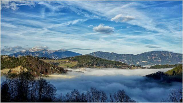 Heimatblick vom Kreuzberg auf Rax und Schneeberg. | Foto: Erich Stiglitz