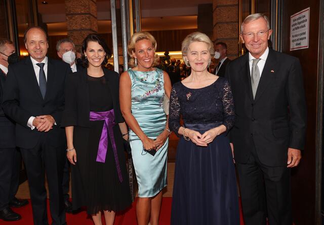 Ursula von der Leyen (2. von links) war schon öfter bei den Salzburger Festspielen. Hier im Bild 2021 mit ihrem Ehegatten Heiko van der Leyen, Bundesministerin Karoline Edtstadler, Christina Haslauer und Landeshauptmann Wilfried Haslauer (von links nach rechts). | Foto: Franz Neumayr