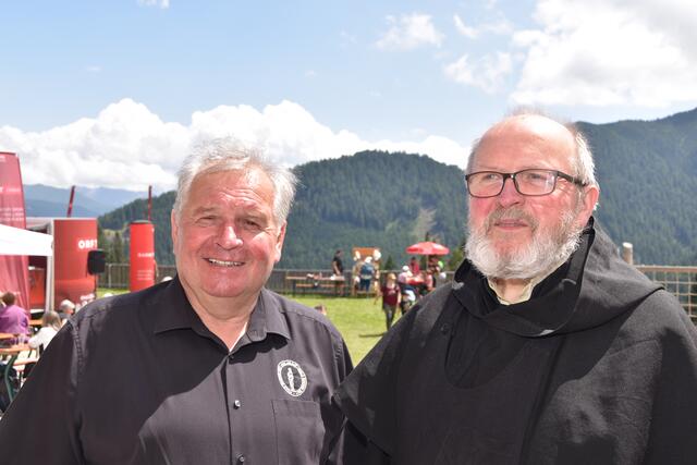Die Herren der Häuser: Pater Peter (r.) und Alfons Rastner | Foto: Kainz
