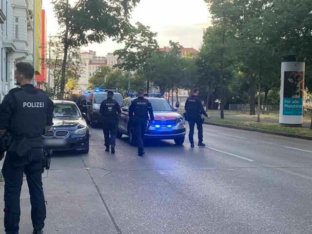 Rund 30 Aktivisten waren vor Ort, die Mieter sowie der Eigentümer samt Begleitung. Gegen 19.30 Uhr traf auch die vom Eigentümer verständigte Polizei ein. | Foto: Ronja Reidinger/RMW