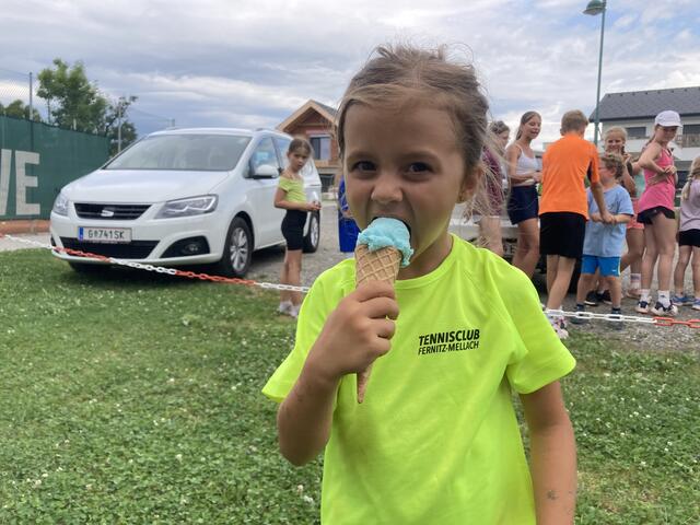 Marlene schmeckt das Eis ebenso