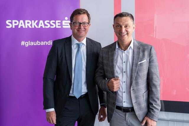 Patrick Götz, Vorstand der Tiroler Sparkasse und Dietmar Gschließer, Social Banking Beauftragter der Tiroler Sparkasse klärten die anwesenden Gäste über Gefahren im Zusammenhang mit Internetbanking auf. | Foto: Tiroler Sparkasse