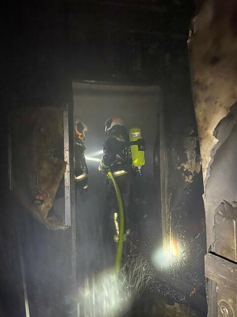 Gegen Mitternacht ereignete sich in der Hayekgasse ein Zimmerbrand. Mehrere Personen wurden von der Feuerwehr gerettet. Für zwei Wohnungskatzen kam aber jede Hilfe zu spät. | Foto: Stadt Wien | Feuerwehr