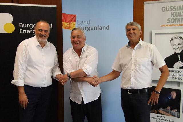 Als neuer Intendant des Güssinger Kultursommers wurde Andreas Vitásek (Mitte) von Landeshauptmann Hans Peter Doskozil und Bgm. Vinzenz Knor vorgestellt. | Foto: Martin Wurglits