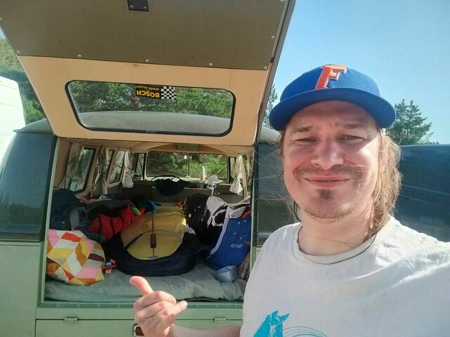 Snowboarden im Winter, surfen im Sommer - Andy Lohner liebt es, neue Dinge auszuprobieren. An Finnland gefällt ihm besonders die Mentalität der Menschen und die Wertschätzung seiner Berufssparte - dem Grafikdesign. | Foto: Andy Lohner