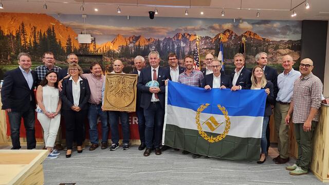 Die Delegation aus St. Anton am Arlberg mit Vertretern der Stadtregierung von Vail bei der feierlichen Übergabe des Wappens von St. Anton am Arlberg und der Flagge von Vail. | Foto: Tourismusverband St. Anton am Arlberg