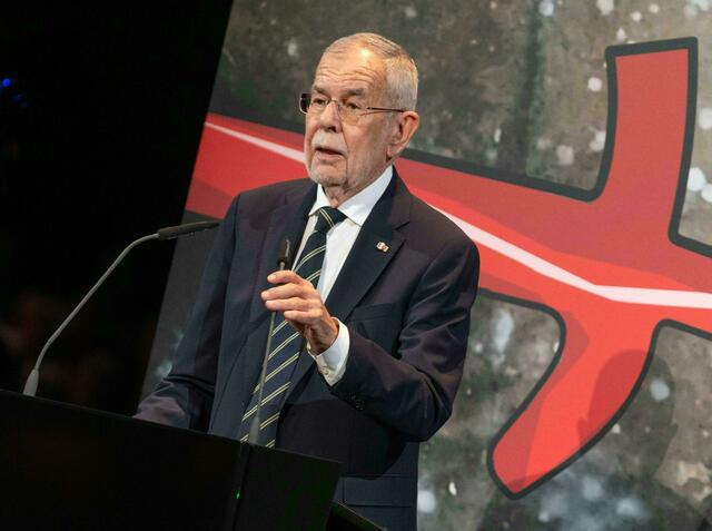 Van der Bellen kritisierte die sprachliche Ausgrenzung in der Politik und mahnte zu mehr inhaltlicher Sacharbeit. | Foto: DIETMAR STIPLOVSEK / APA / picturedesk.com