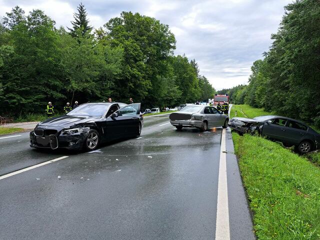 Zu einem Verkehrsunfall kam es heute Vormittag zwischen Kemeten und Markt Allhau. Beteiligt waren vier Fahrzeuge. | Foto: Feuerwehr Markt Allhau