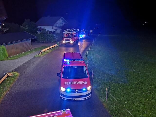Mehrere Einsatzfahrzeuge der Feuerwehr und Rettung sowie Polizei und Notarzt waren vor Ort. | Foto: FF Strobl