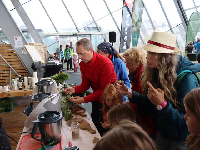 Die Gäste können nicht aufhören die Schmankerln zu probieren.  | Foto: Alicia Martin Gomez