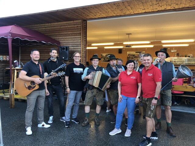 Beim Woazbrotn in Göttelsberg ging es fröhlich her!