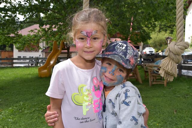Nach dem Besuch bei der Kinderschminkstation: Emilia und Nevio  | Foto: Kainz