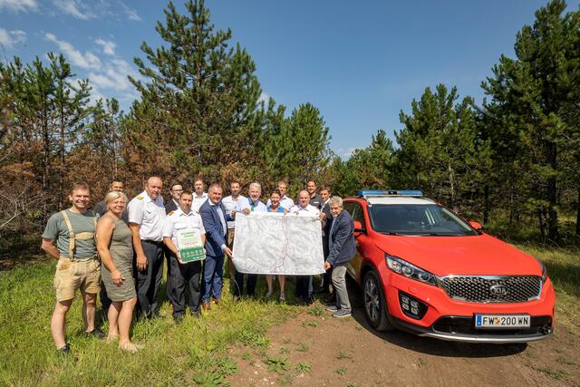 Neunkirchens Bezirksförster Georg Heinz, St. Egydens Vizebürgermeisterin Christa Tisch, Förster Manuel Kornberger, Bezirksfeuerwehrkommandant Karl Heinz Greiner, Bezirkshauptmannschaft Bezirk Wiener Neustadt Alexander Riegler, Feuerwehrkommandant-Stv. Nobert Schmidtberger, Feuerwehrkommandant Christian Pfeiffer, Stadtrat LAbg. Franz Dinhobl, Stefan Spinka (Forstverein NÖ und Wien), Bürgermeister Klaus Schneeberger, Neunkirchens Bezirkshauptfrau Alexandra Grabner-Fritz, Thomas Pils (wnsks), Neunkirchens Bezirksfeuerwehrkommandant Josef Huber, Stefan Mayerhofer (Forsttechnisches Büro Mayerhofer), Magistratsdirektor Markus Biffl und LAbg. Hermann Hauer.
 | Foto: Weller, Stadt WRN