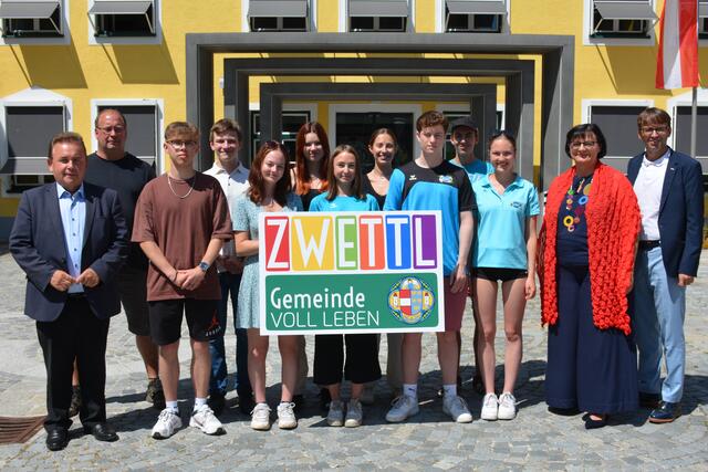 Bürgermeister Franz Mold, Bauhofleiter Josef Zottl (v. l.) sowie (v. r.) Stadtamtsdirektor Hermann Neumeister und Vizebürgermeister Andrea Wiesmüller mit den Praktikanten Julian Jeschko, Stephan Strohmayr, Sara Kellner, Ylva Konschill, Jasmin Hopfgartner, Simone Hag, Niklas Tiefenbacher, Lukas Kolinsky und Anna Seemann | Foto: Stadtgemeinde Zwettl