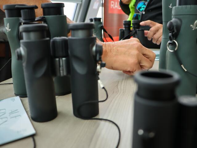 Bei Interesse konnte man sich die Ferngläser von Swarovski Optik genaustens zeigen lassen.  | Foto: Alicia Martin Gomez