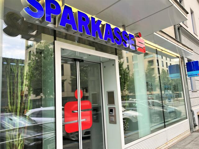 Einem aufmerksamen Mitarbeiter in der Filiale Weingartshofstraße ist es zu verdanken, dass die Betrüger gefasst wurden. | Foto: Sparkasse OÖ