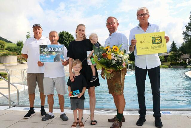 Das Schwimmbadteam sowie Bürgermeister Hansjörg Obinger und Vizebürgermeister Werner Schnell (beide SPÖ) gratulierten der Familie. | Foto: Strauß/Stadtgemeinde Bischofshofen