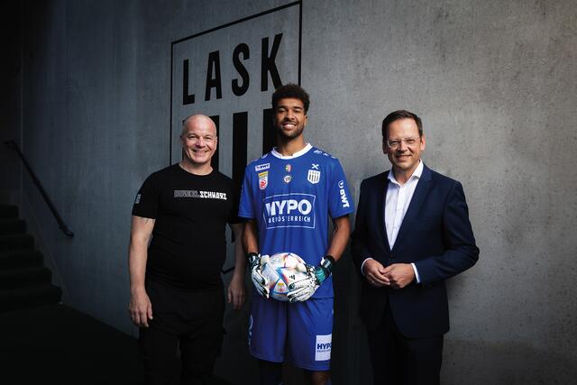 LASK-Präsident Siegmund Gruber, Torhüter Tobias Lawal und Klaus Kumpfmüller, CEO HYPO OÖ.  | Foto: HYPO OÖ/Zoe Goldstein