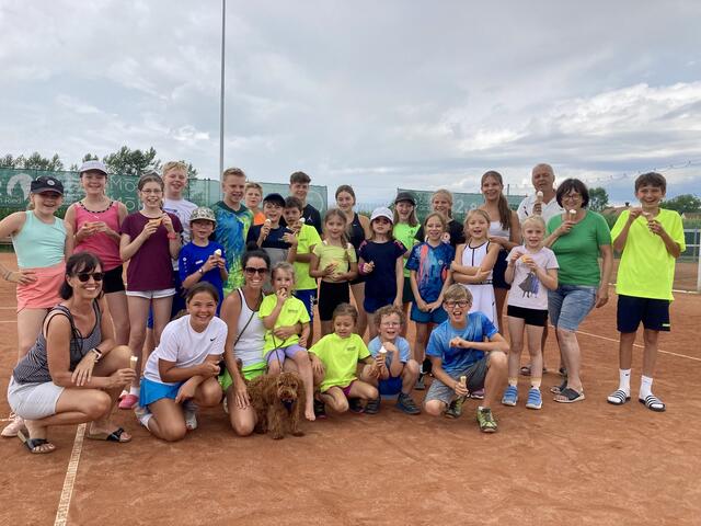 Über vierzig Kinder des TC-Fernitz-Mellach in absolut bester Betreuung, die alle mit großer Freude Tennis spielten, war für alle sehr herausfordernd.