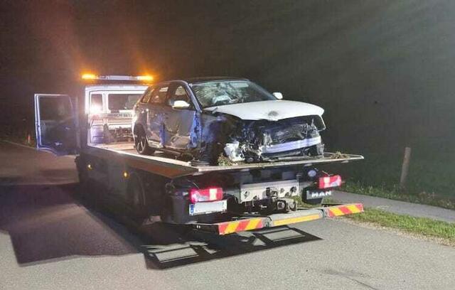 Zum Ende des Einsatzes wurde das schwer beschädigte Fahrzeug abgeschleppt. | Foto: FF Strobl