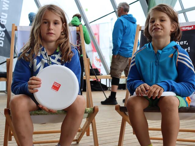 Otto und Ernst entspannen nach einem spannenden Programm und einer Runde Frisbee-Spielen in den Liegestühlen. | Foto: Alicia Martin Gomez
