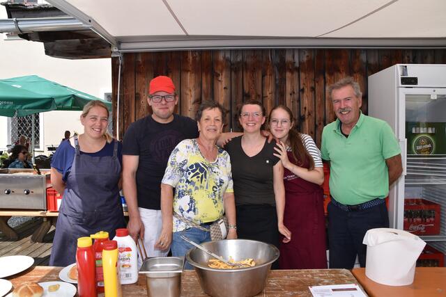 Verstärkung für die Küche gab's vom Team der Metzgerei Holzmann und Verstärkung für die Steinacher wiederum von Franz Krösbacher (r.) | Foto: Kainz