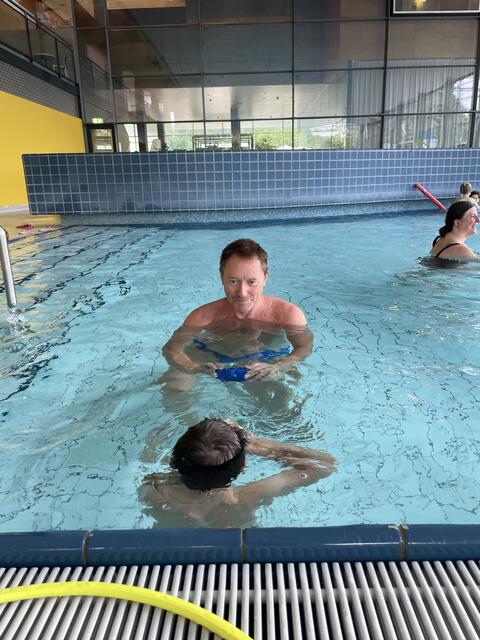 Markus Brandstötter. Beim Schwimmtraining lernen die Kinder erst tauchen. Als Belohnung gibt es ein Unter-Wasser-Foto.  | Foto: Silvia Viessmann