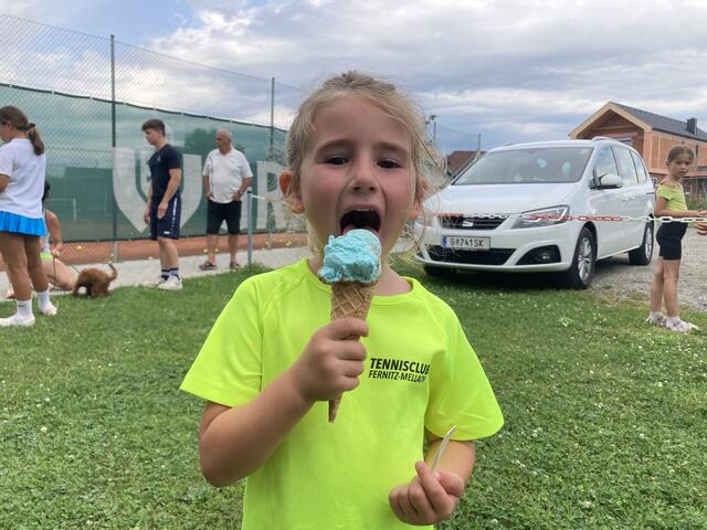 Hm ... das Eis schmeckt sichtlich gut