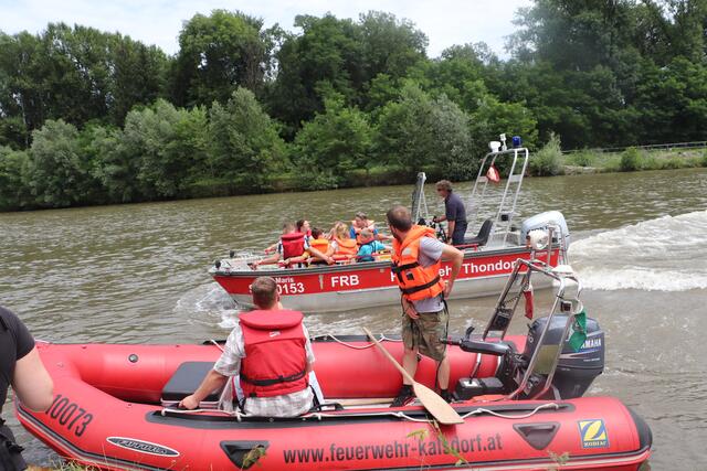 Das Kalsdorfer Schlauchboot fährt mit 80 km/h, eine Spur gemütlicher ging es muraufwärts mit dem Arbeitsboot der FF Thondorf. | Foto: Edith Ertl