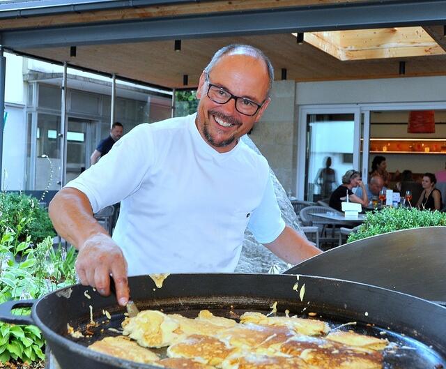 Würzige Steinofen-Pizza und köstlichen Kaiserschmarren vom Chef Erich Semmelrock persönlich. | Foto: Marlies Jost