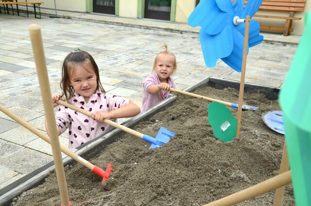 Marlene und Lorena Trattnig auf Schatzsuche