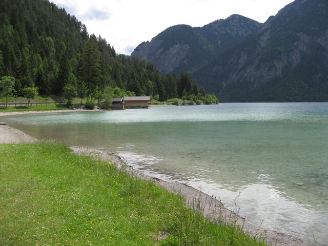 Auch am Plansee bei Reutte wird die Wasserqualität im Rahmen der EU-Badegewässerüberwachung während der Badesaison von Juni bis August fünf Mal im Jahr analysiert. | Foto: Land Tirol