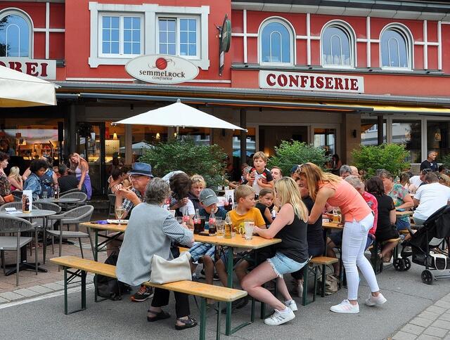 Perfekte Sommerabend-Stimmung am autofreien Gasserplatz vor der Konditorei Semmelrock. | Foto: Marlies Jost