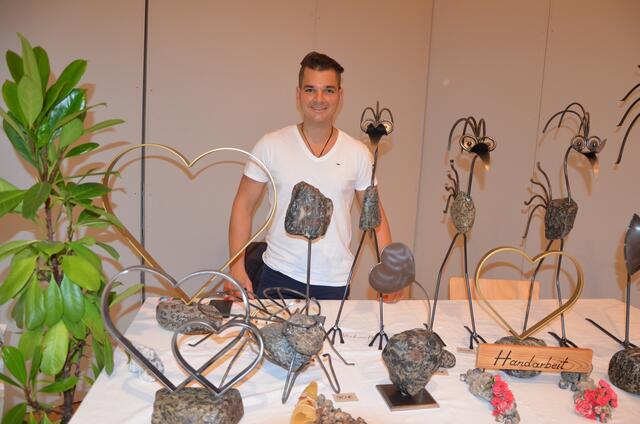 Marco Malle mit seinen filigranen Eisenfiguren