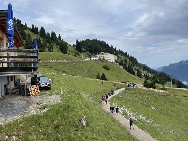 Unterhalb der Bergstation geht der Weg hinüber zum neuen Alpen(blumen)garten. | Foto: Reichel