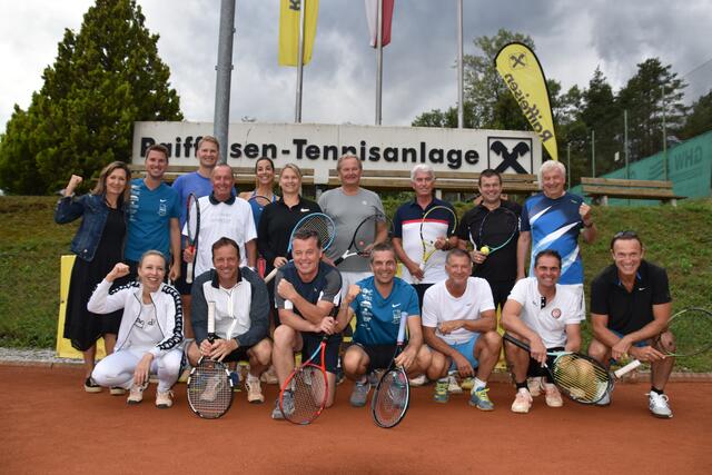 Die Promis fanden sich zum Doppel-turnier am Birkenberg ein und schwangen mit viel Teamgeist ihre Schläger. | Foto: Georg Larcher