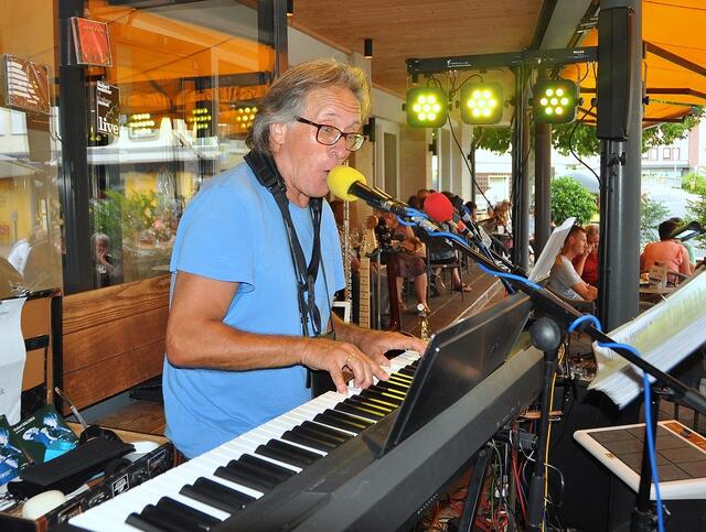 Musiker Hubert Waldner nun auch als Sänger. | Foto: Marlies Jost